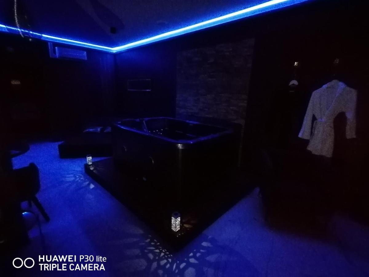 Suite Blue Jacuzzi Le Breuil  Exterior photo